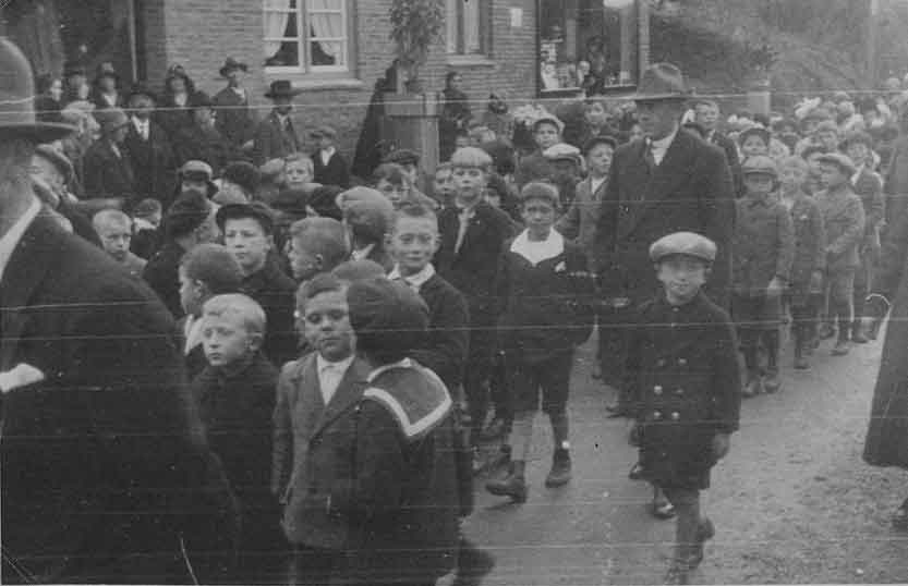 Elsloo HeiligHart 1930 processie jongens1