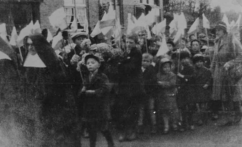 Elsloo HeiligHart 1930 processie jongens2