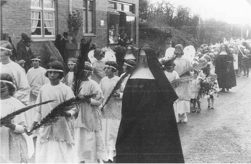 Elsloo HeiligHart 1930 processie meisjes1