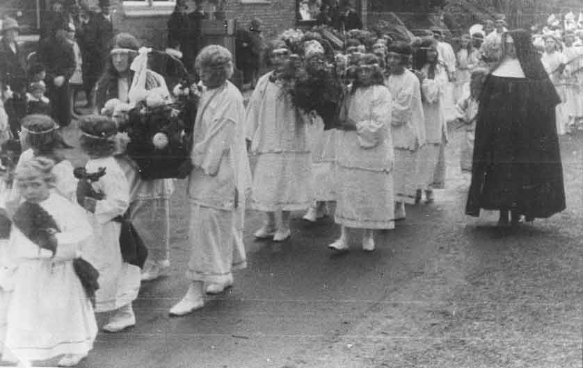Elsloo HeiligHart 1930 processie meisjes2