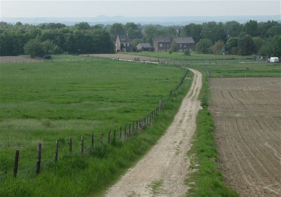 Het voetpad (nu veldweg) over de Heuvel naar Beek. Onderaan de Veestraat bij de huizen ligt het punt  “Aan den Quaden Hond”.