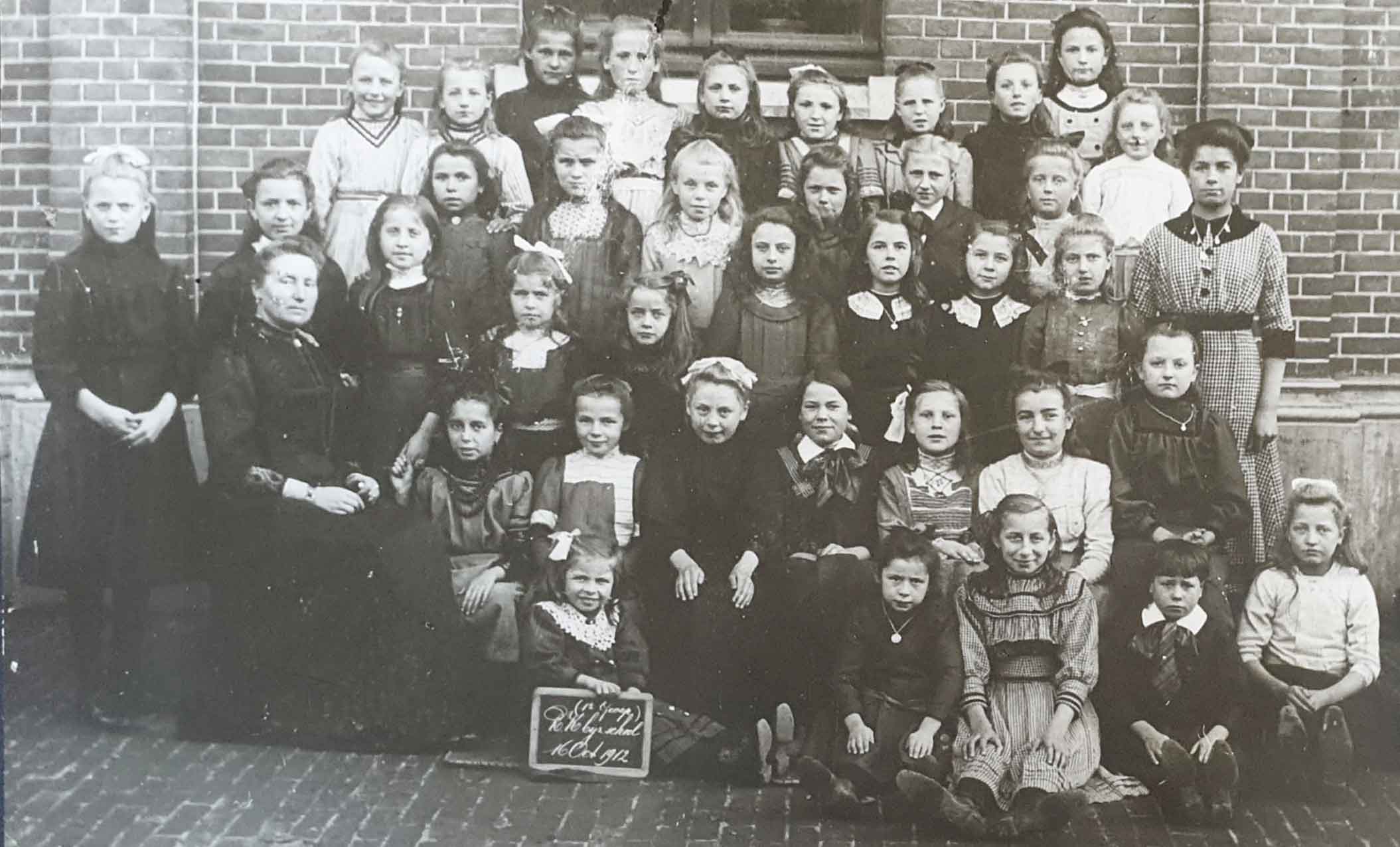 1912 Elsloo school aan de kerk